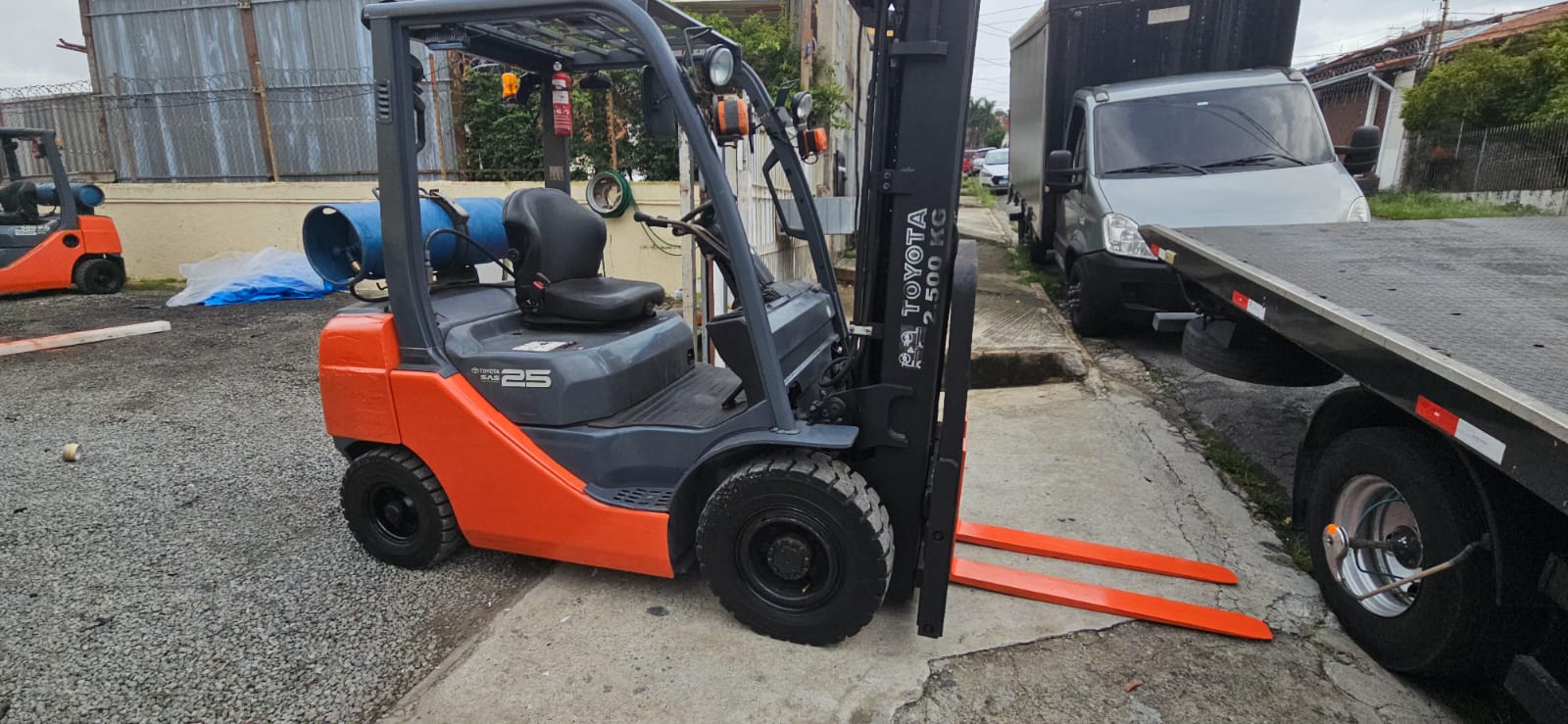 Empilhadeira Toyota 2.500kg em operação